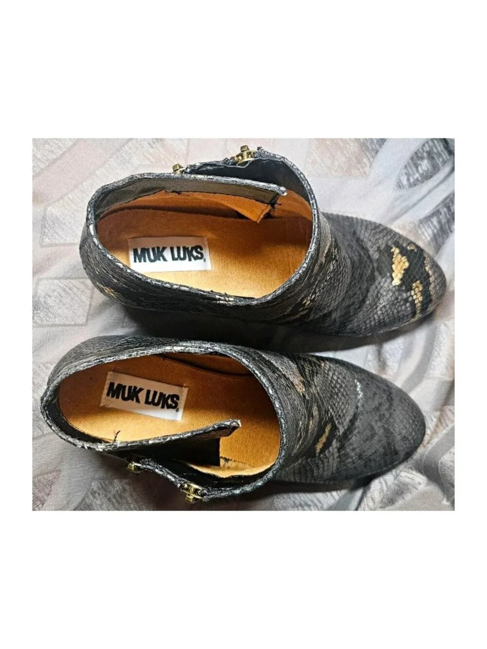 MUK LUKS Yellowstone Yardley 10W Black Snake Ankle Boots Block Heel
